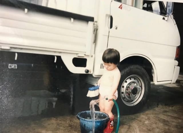 幼少期、父の工場で洗車を手伝う